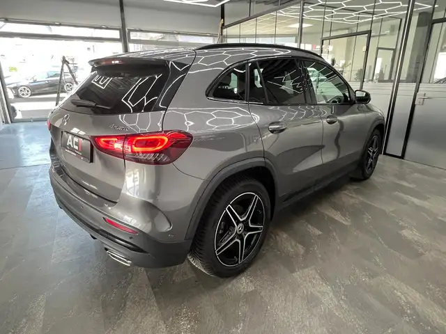 Mercedes-Benz GLA view 11