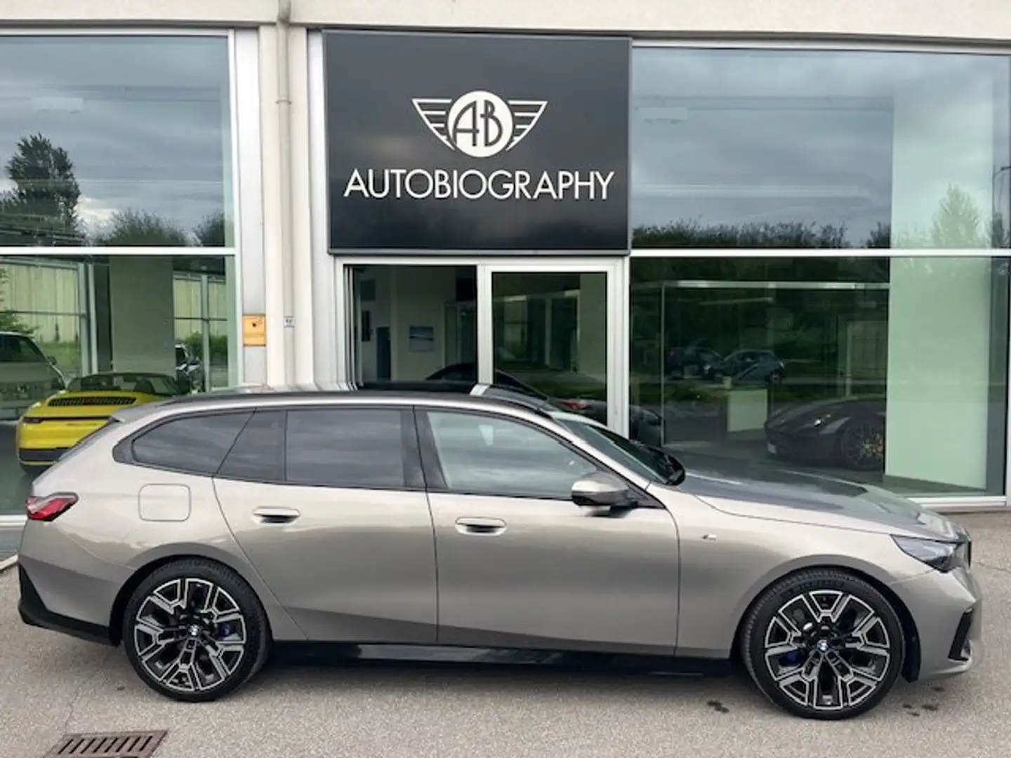 BMW 520 d Tour 48V xdrive MSport Pro auto List.97.020 € Grau - 1