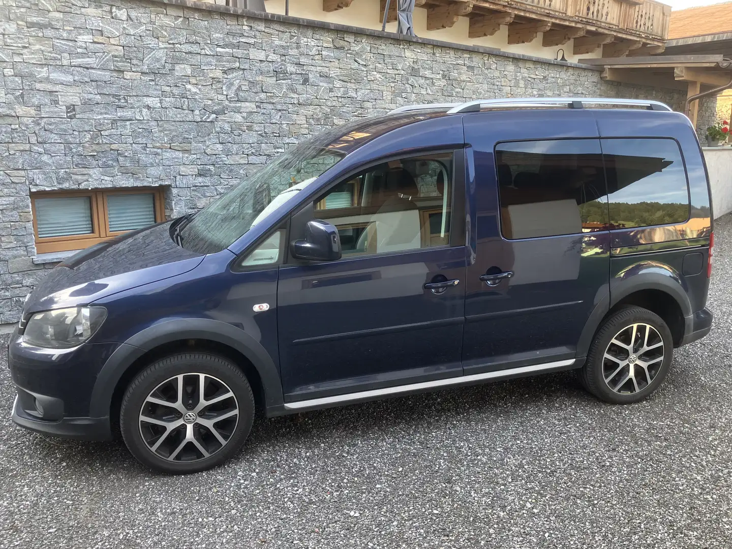 Volkswagen Caddy Kombi Cross 2,0 TDI DPF 4MOTION Blau - 1