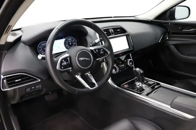 Jaguar Xe view 14