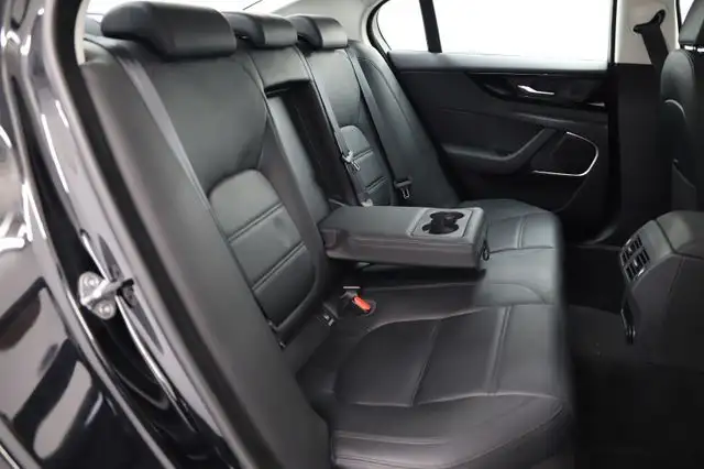 Jaguar Xe view 11