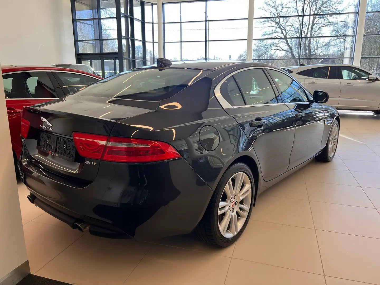 Jaguar XE 2.0 200pk Prestige Grijs - 2