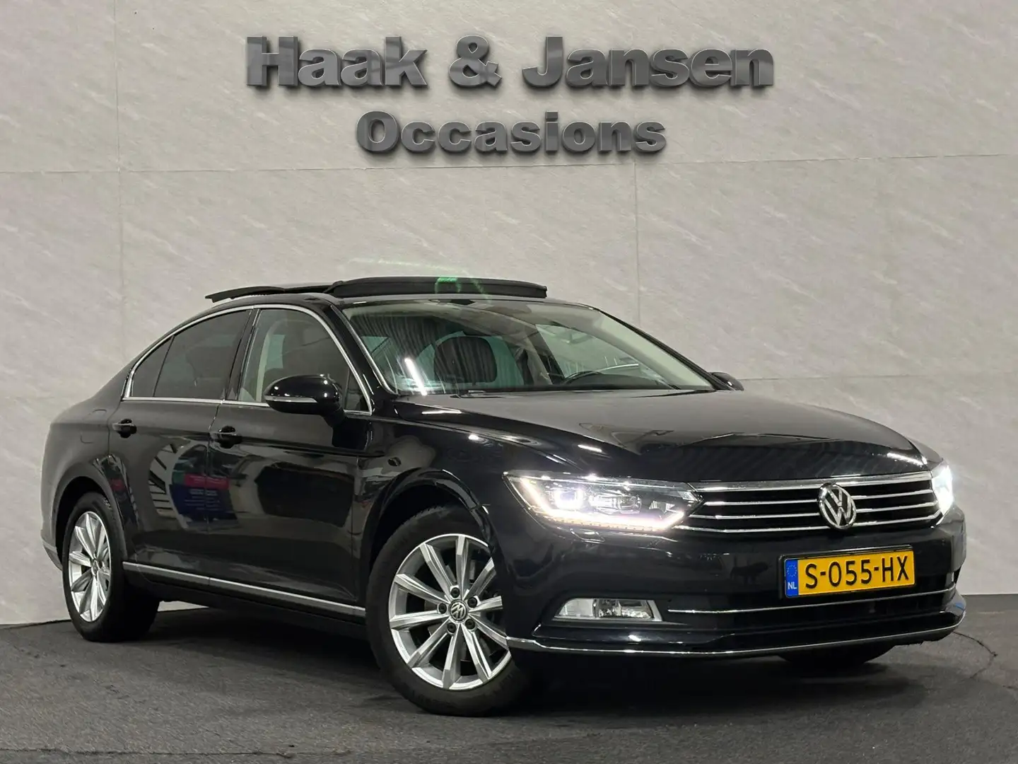Volkswagen Passat 1.5 TSI Highline Business R Pano Virtual Black - 2