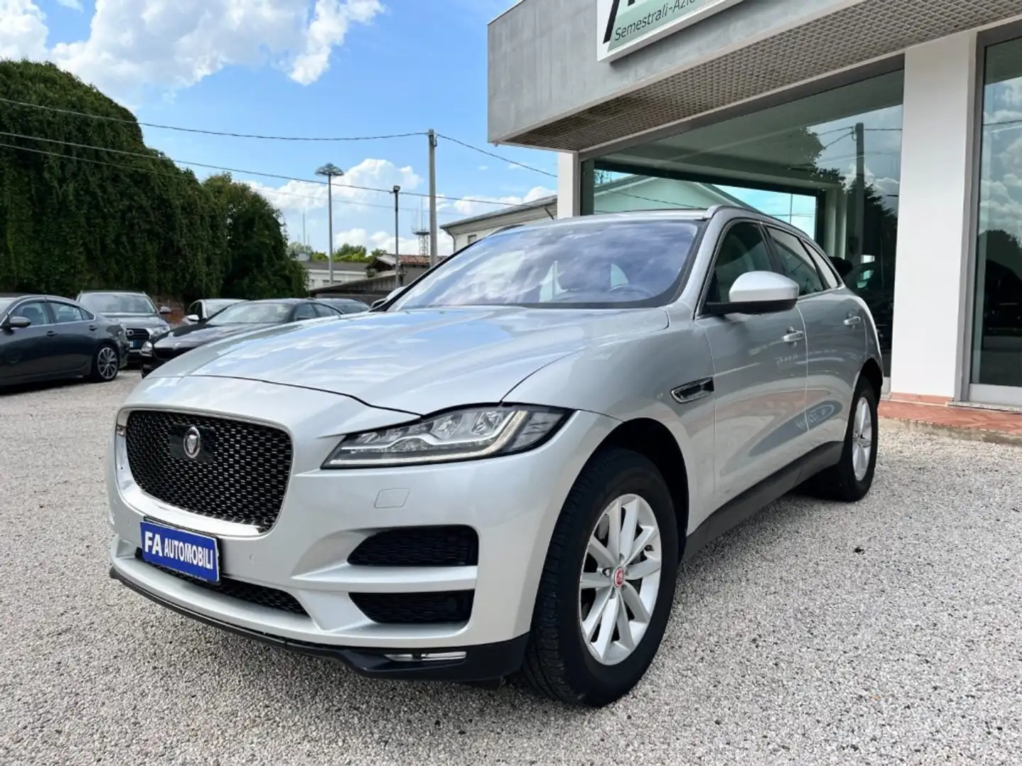Jaguar F-Pace 3.0 D V6 300 CV AWD aut. PORTFOLIO Argent - 2