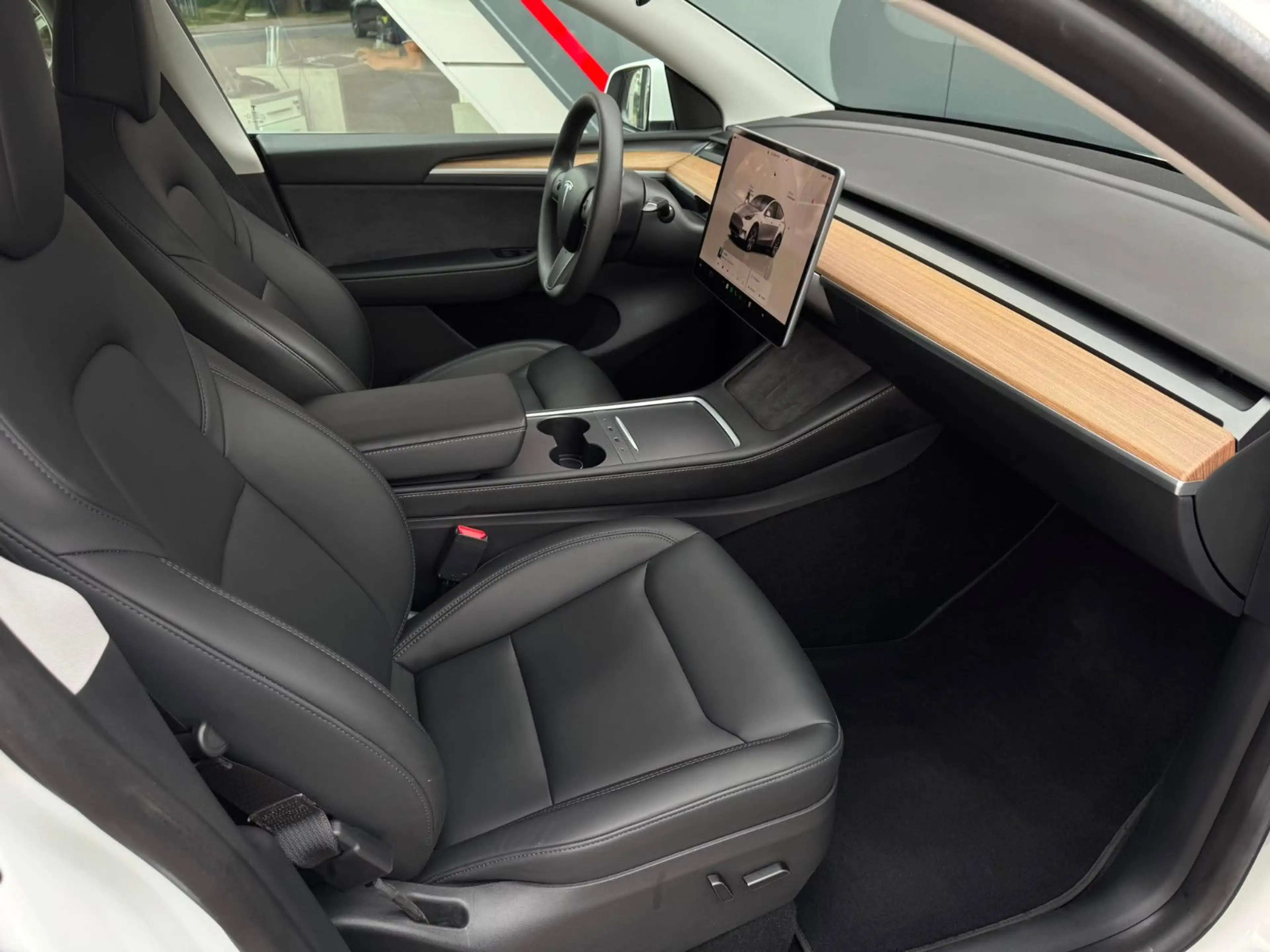 Tesla Model Y RWD Matrix LED Leder FSD SOH 95 — photo 11