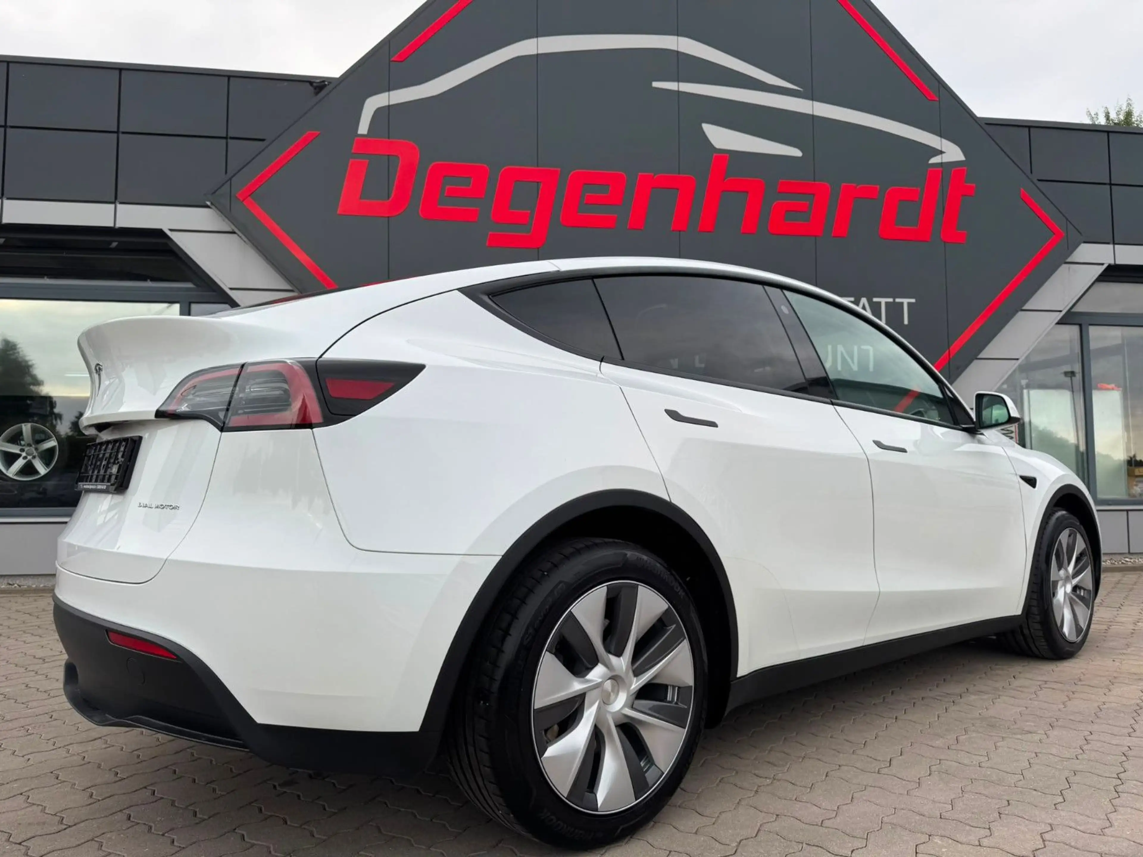 Tesla Model Y RWD Matrix LED Leder FSD SOH 95 — photo 15