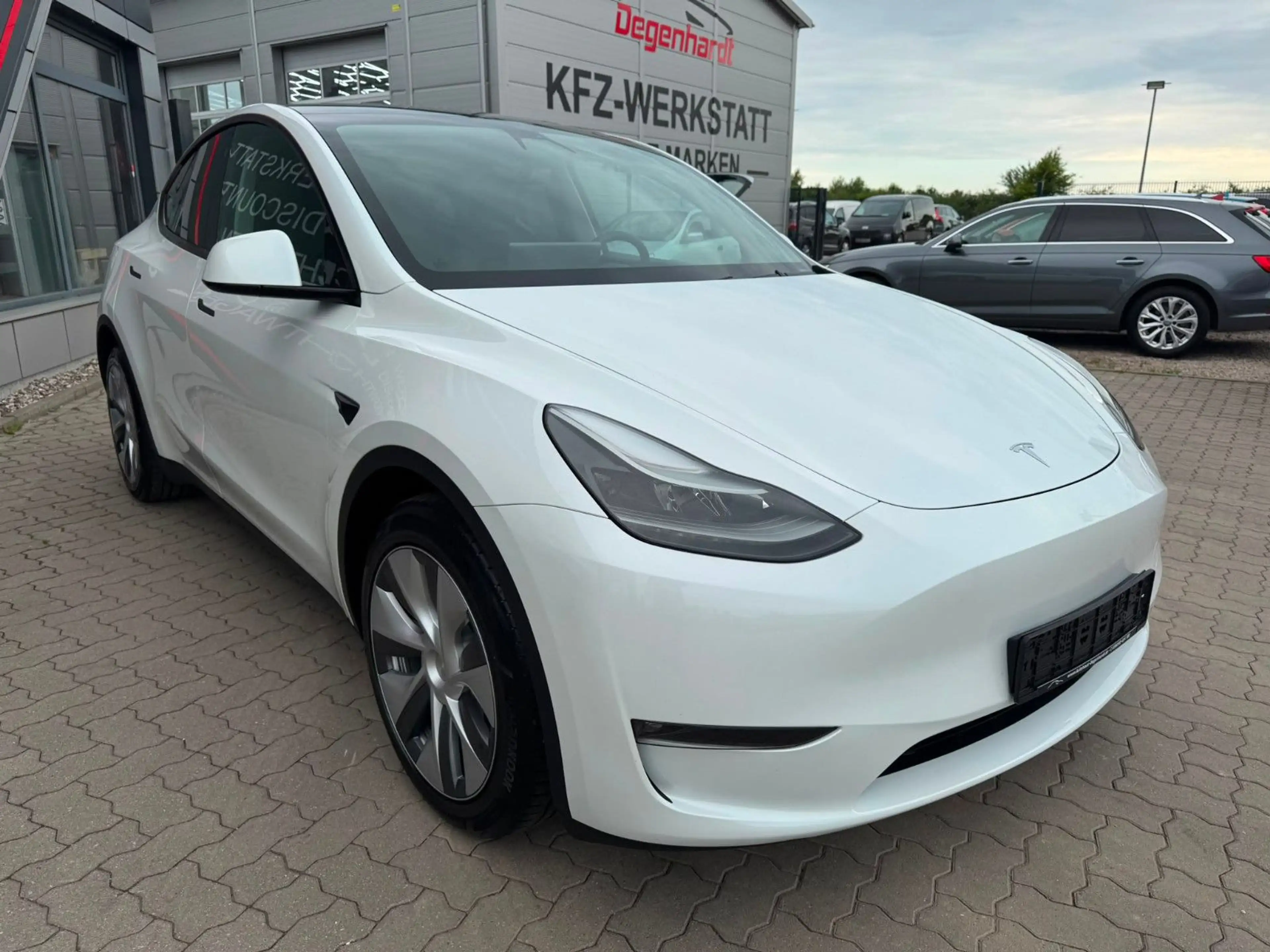 Tesla Model Y RWD Matrix LED Leder FSD SOH 95 — photo 12