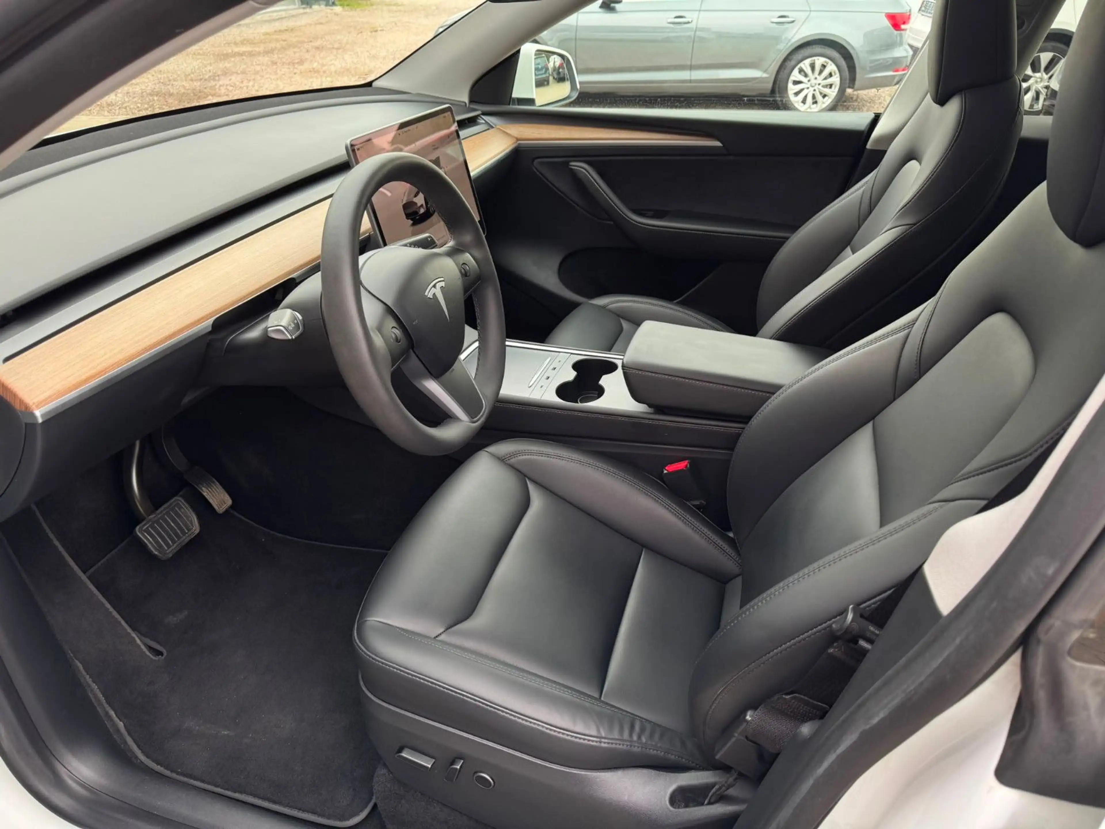 Tesla Model Y RWD Matrix LED Leder FSD SOH 95 — photo 2