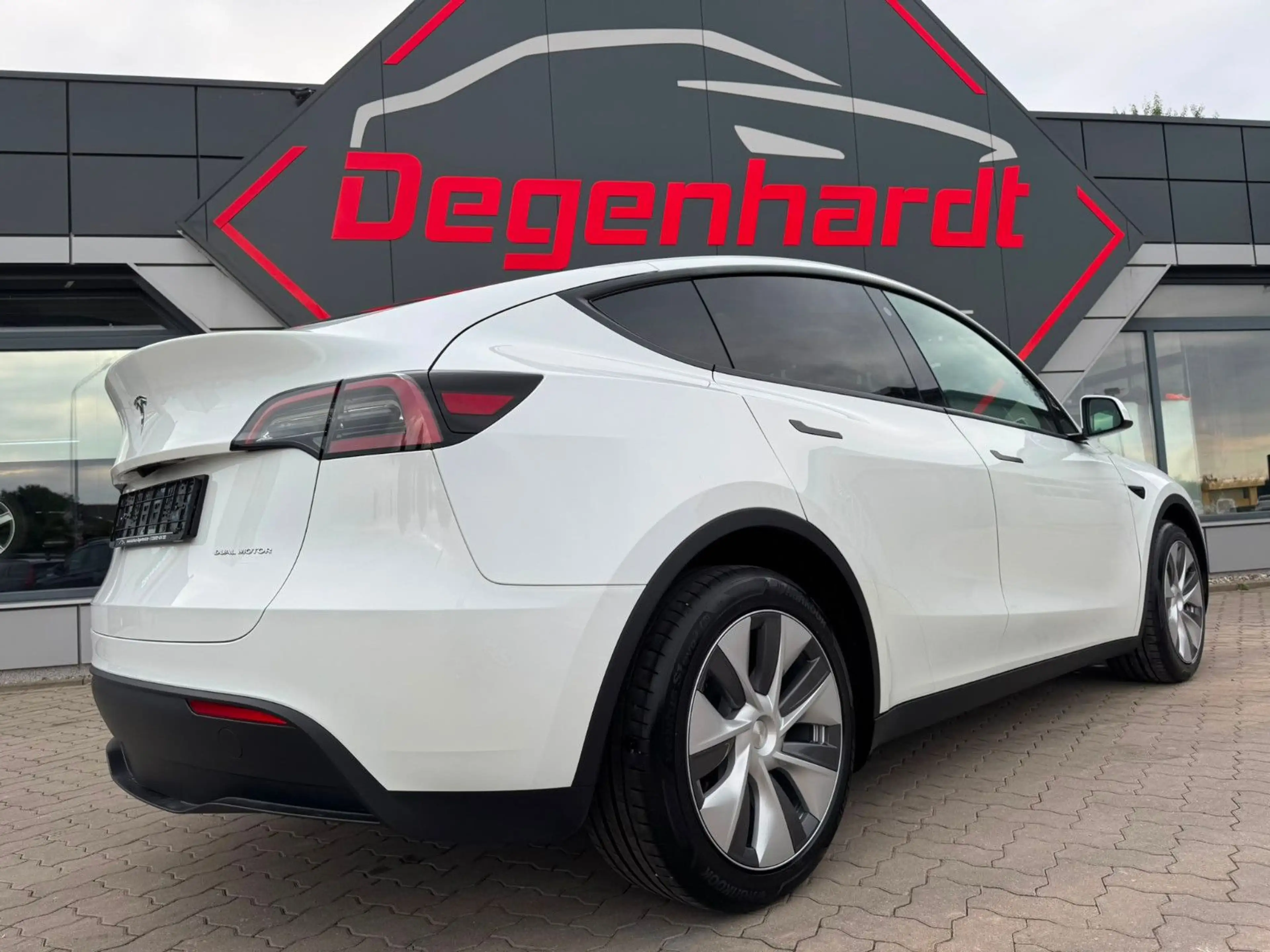 Tesla Model Y RWD Matrix LED Leder FSD SOH 95 — photo 13