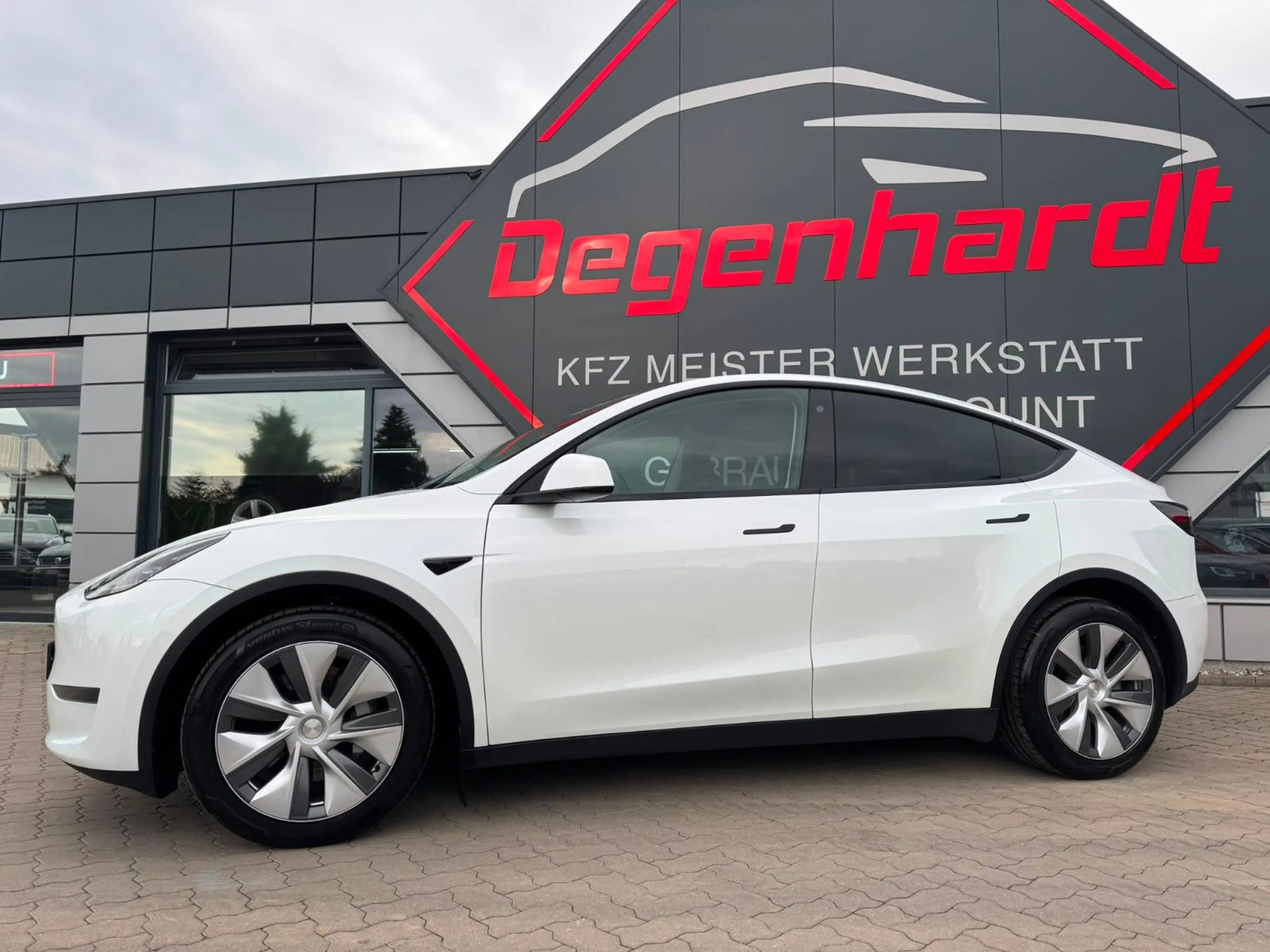 Tesla Model Y RWD Matrix LED Leder FSD SOH 95 — photo 5
