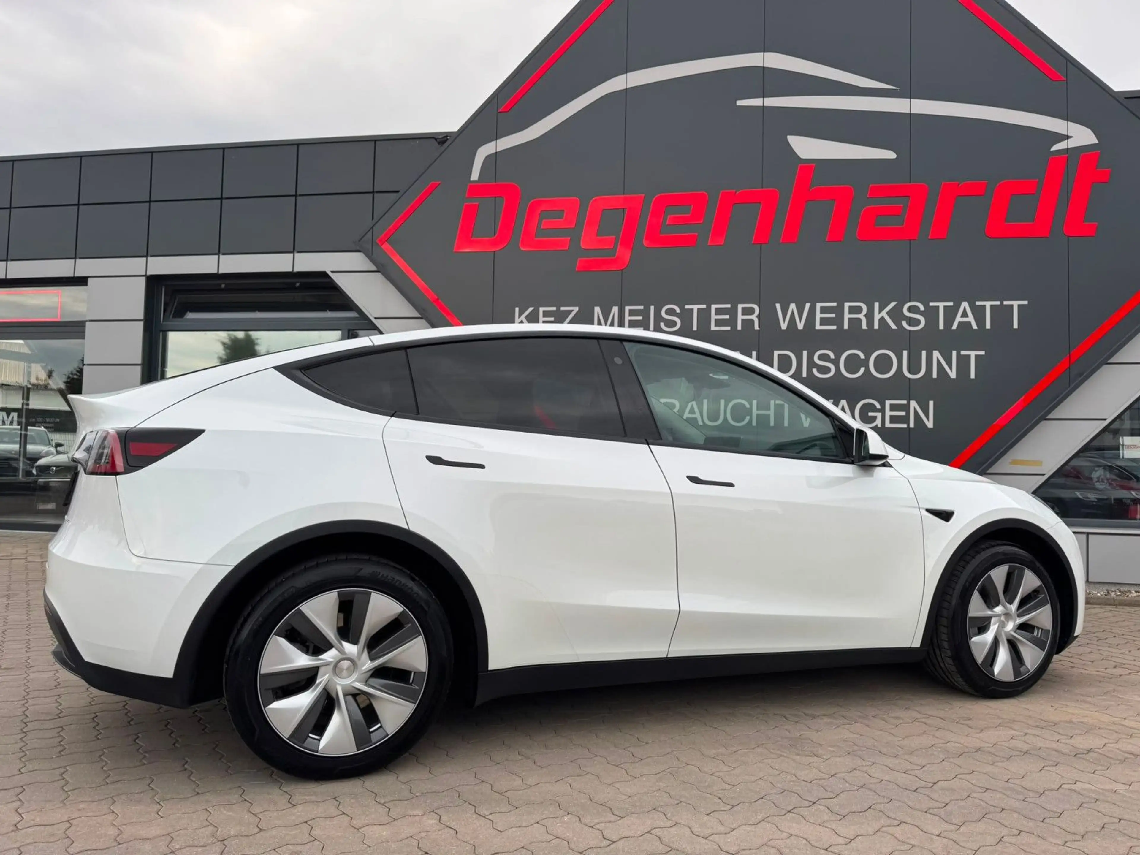 Tesla Model Y RWD Matrix LED Leder FSD SOH 95 — photo 10