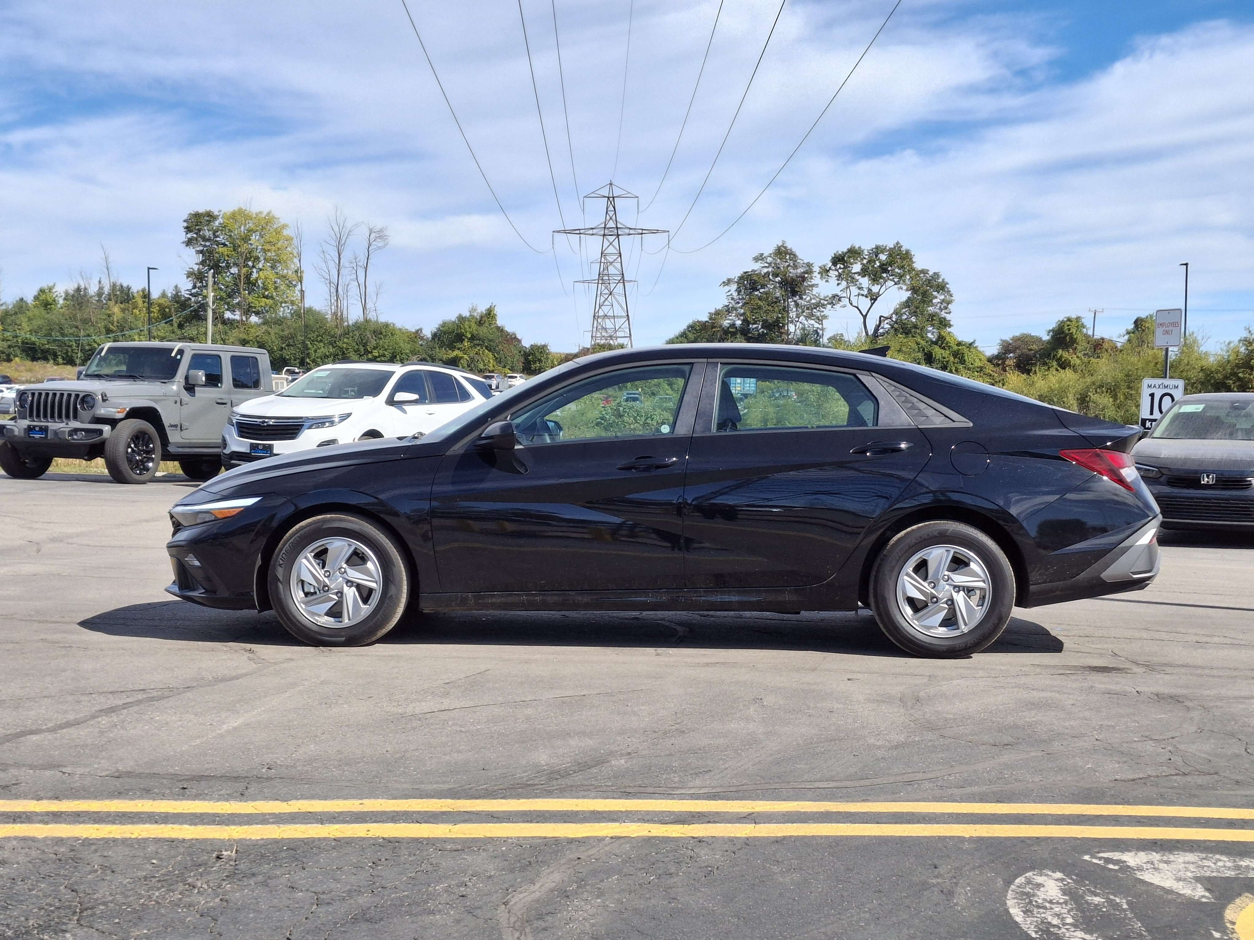 2026 Hyundai Elantra Essential IVT | Heated Seats | Wireless Apple CarPlay + Android Auto | FCA | Rear Cam & More ! — снимка 2