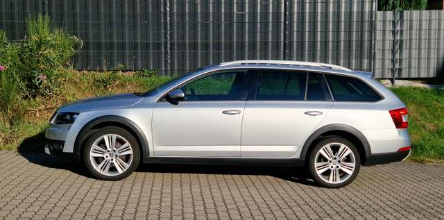 Imagine Skoda Octavia Kombi Diesel 4x4 Scout Anhängerk.