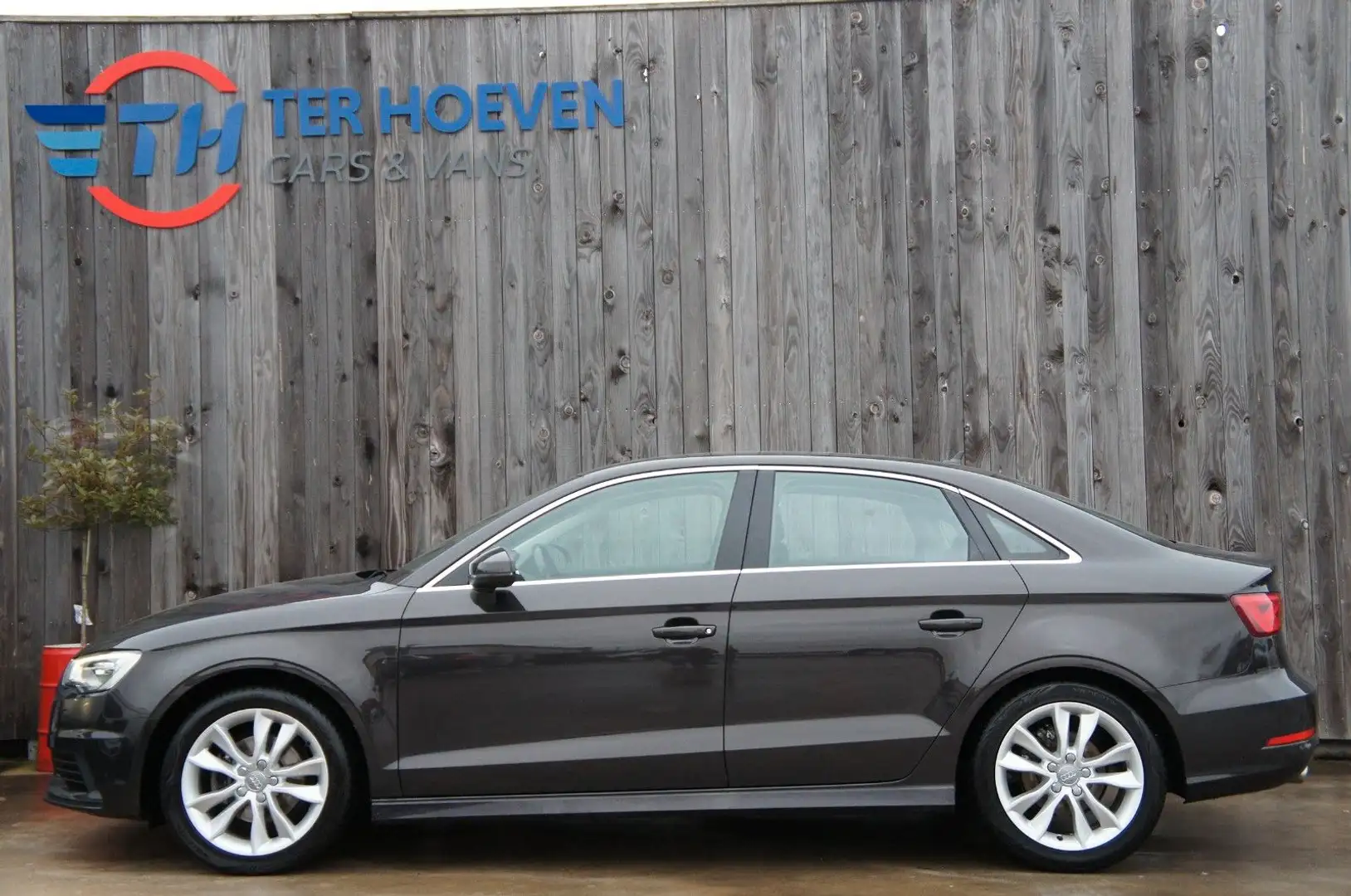 Audi A3 1.6 TDi Limo Klima Navi Tempom. AHK 81KW Eur5 Braun - 1