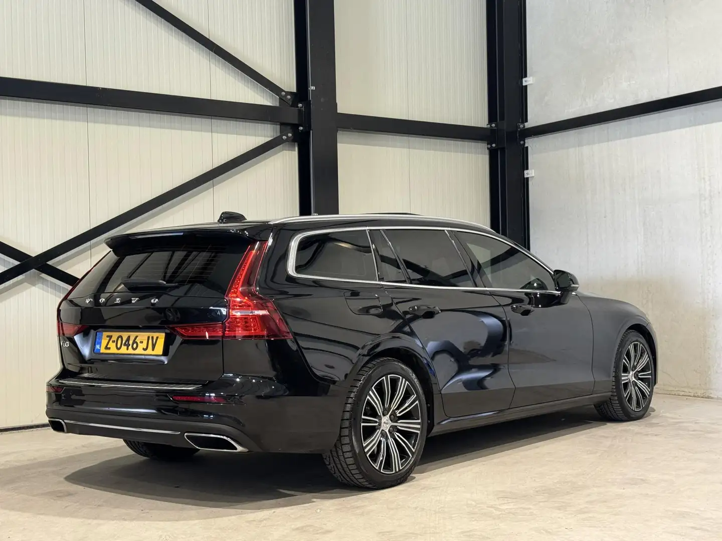 Volvo V60 2.0 T8 Twin Engine AWD Inscription Aut. | panorama Fekete - 2