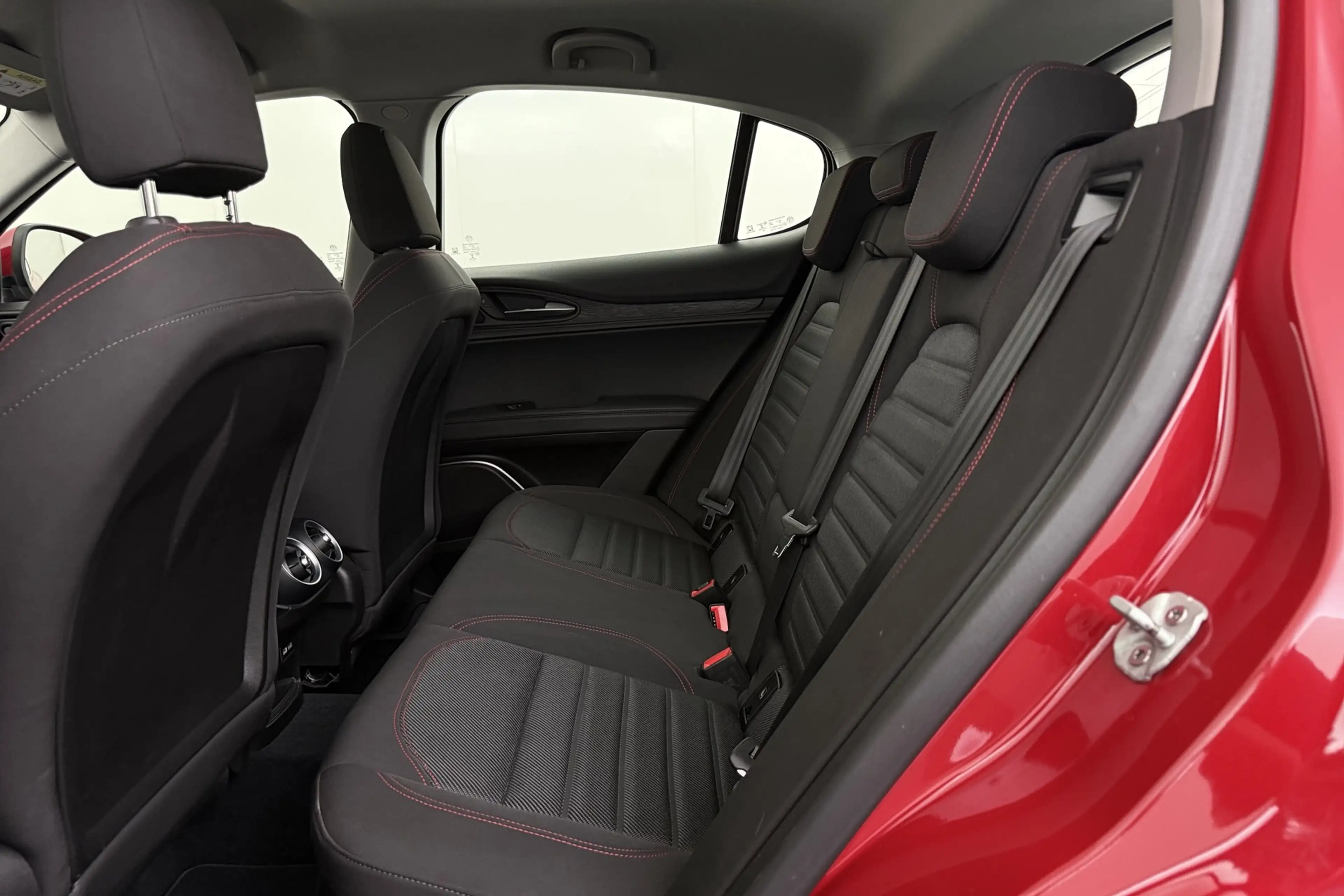 Alfa Romeo Stelvio SUPER 2.2d RWD + A/T + GPS + PDC + CRUISE + ALU 18 — photo 13