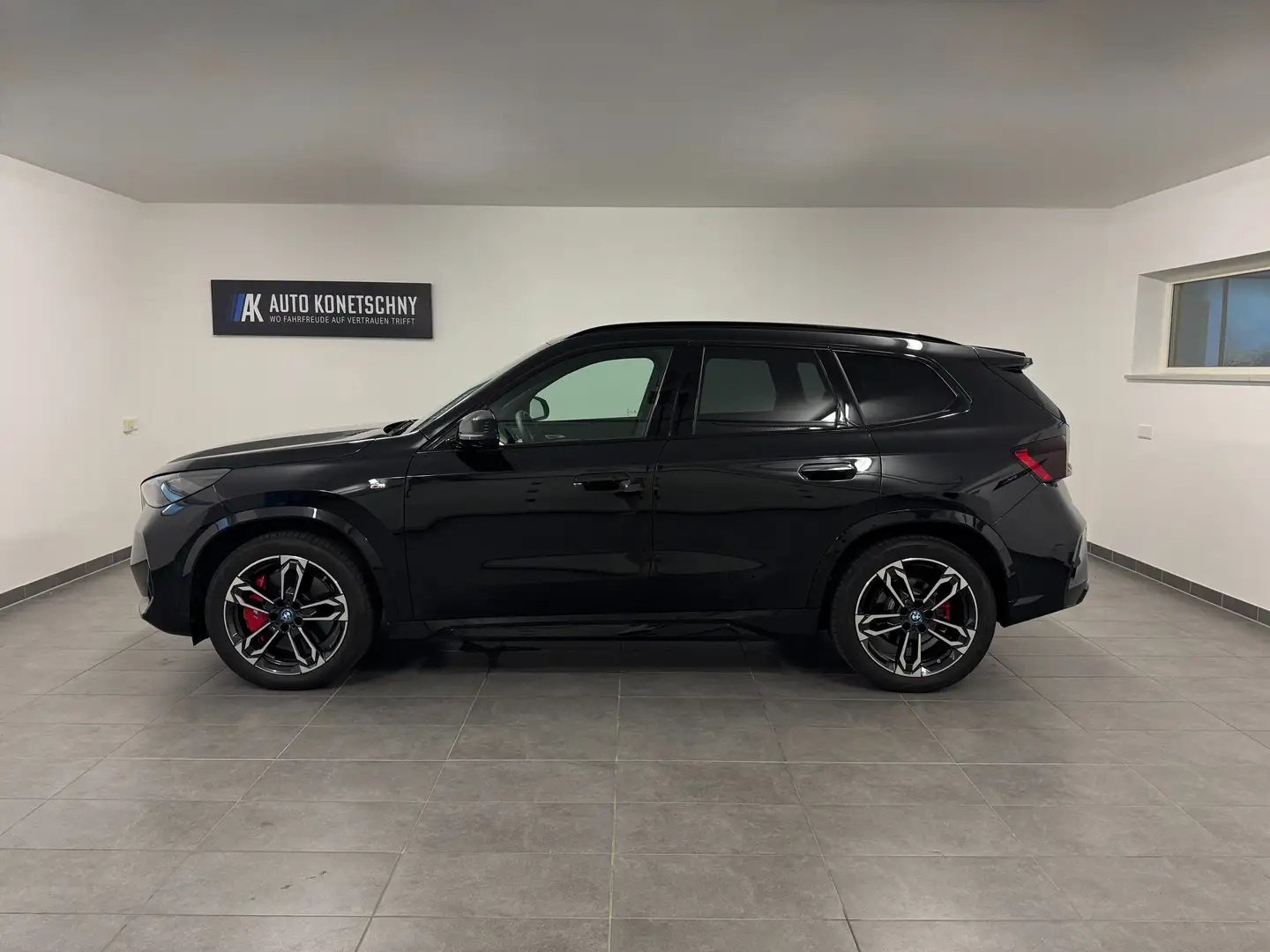 BMW iX1 30 xDrive M Sport Schwarz - 1