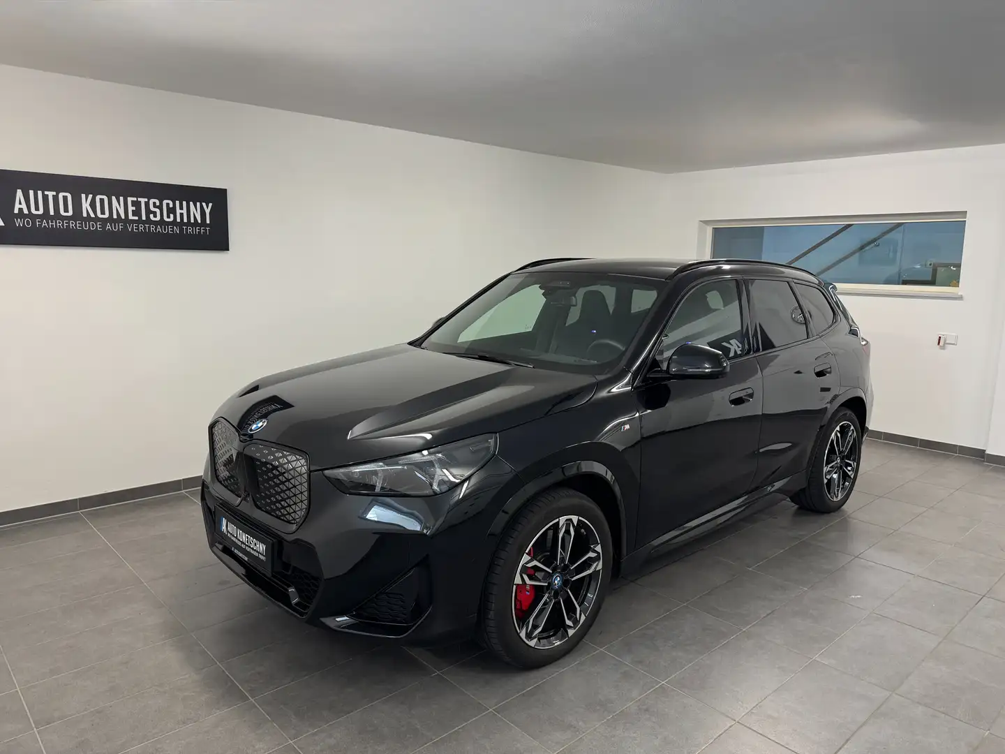 BMW iX1 30 xDrive M Sport Schwarz - 2