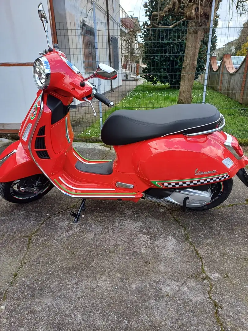 Vespa GTS Super 300 Červená - 2