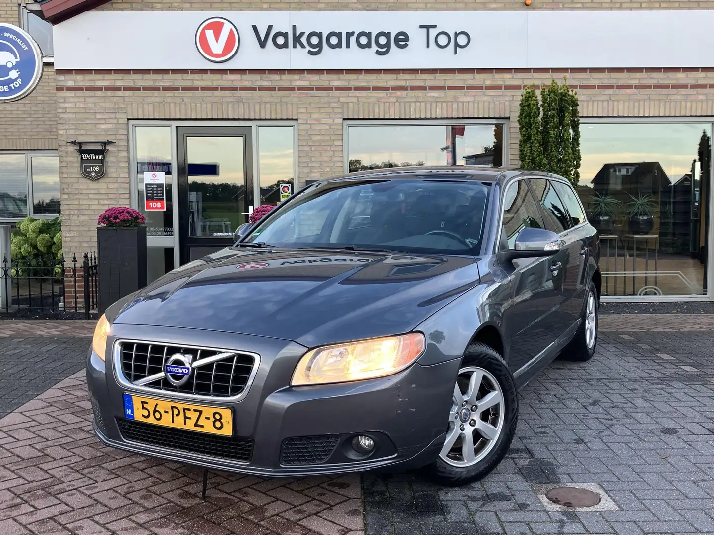 Volvo V70 2.4 D5 Kinetic | Trekhaak | Export / handel Grau - 1
