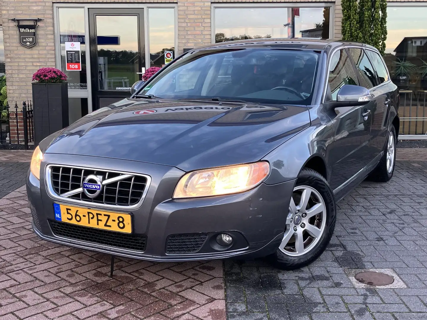 Volvo V70 2.4 D5 Kinetic | Trekhaak | Export / handel Grau - 2