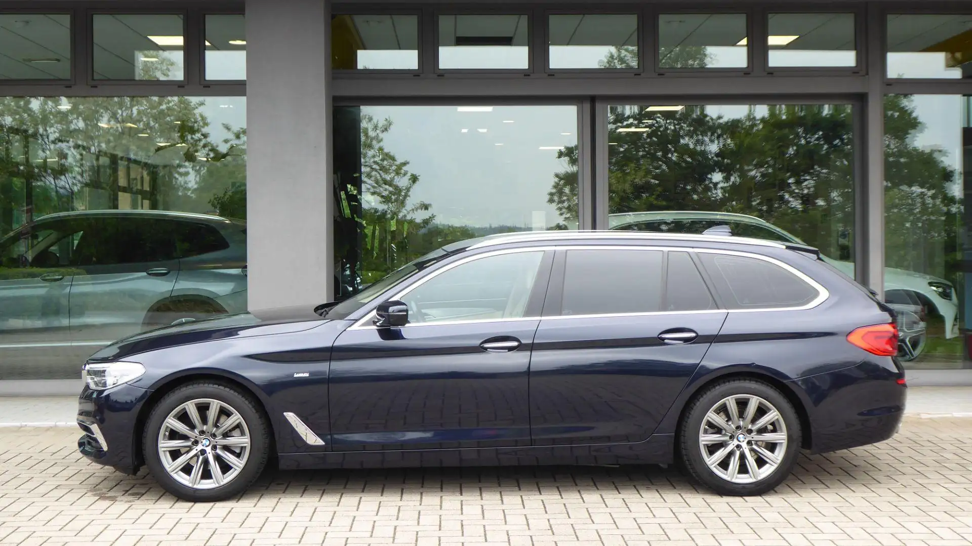 BMW 520 d xDrive Touring Luxury Modrá - 2