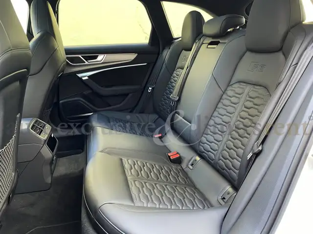Audi RS6 Avant view 9