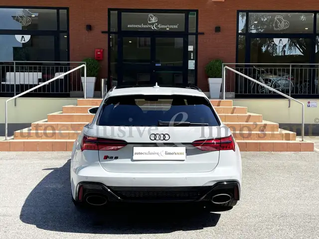 Audi RS6 Avant view 3