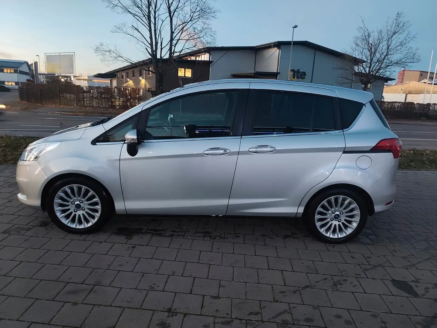 Ford B-Max *Titanium*1.Hd*Klimaaut*2xSchiebetüren* Silber - 1