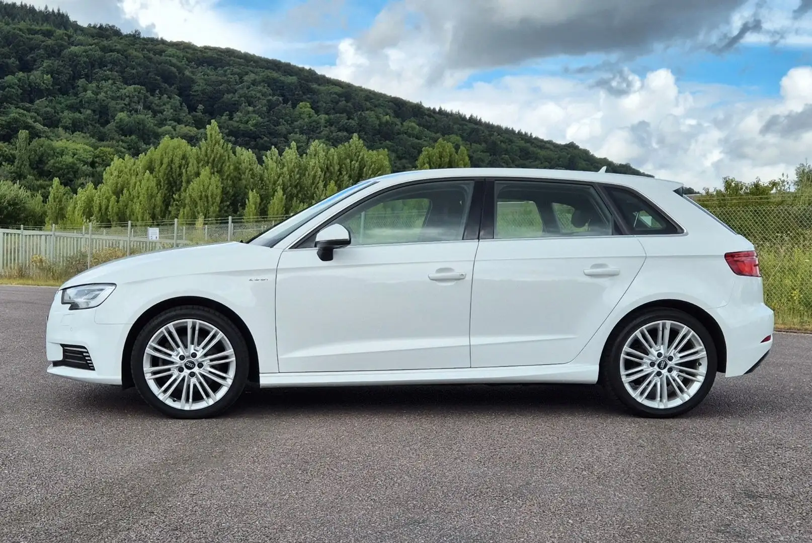 Audi A3 Sportback e-tron design 1.4 TFSI , Navi, AHK. Weiß - 2