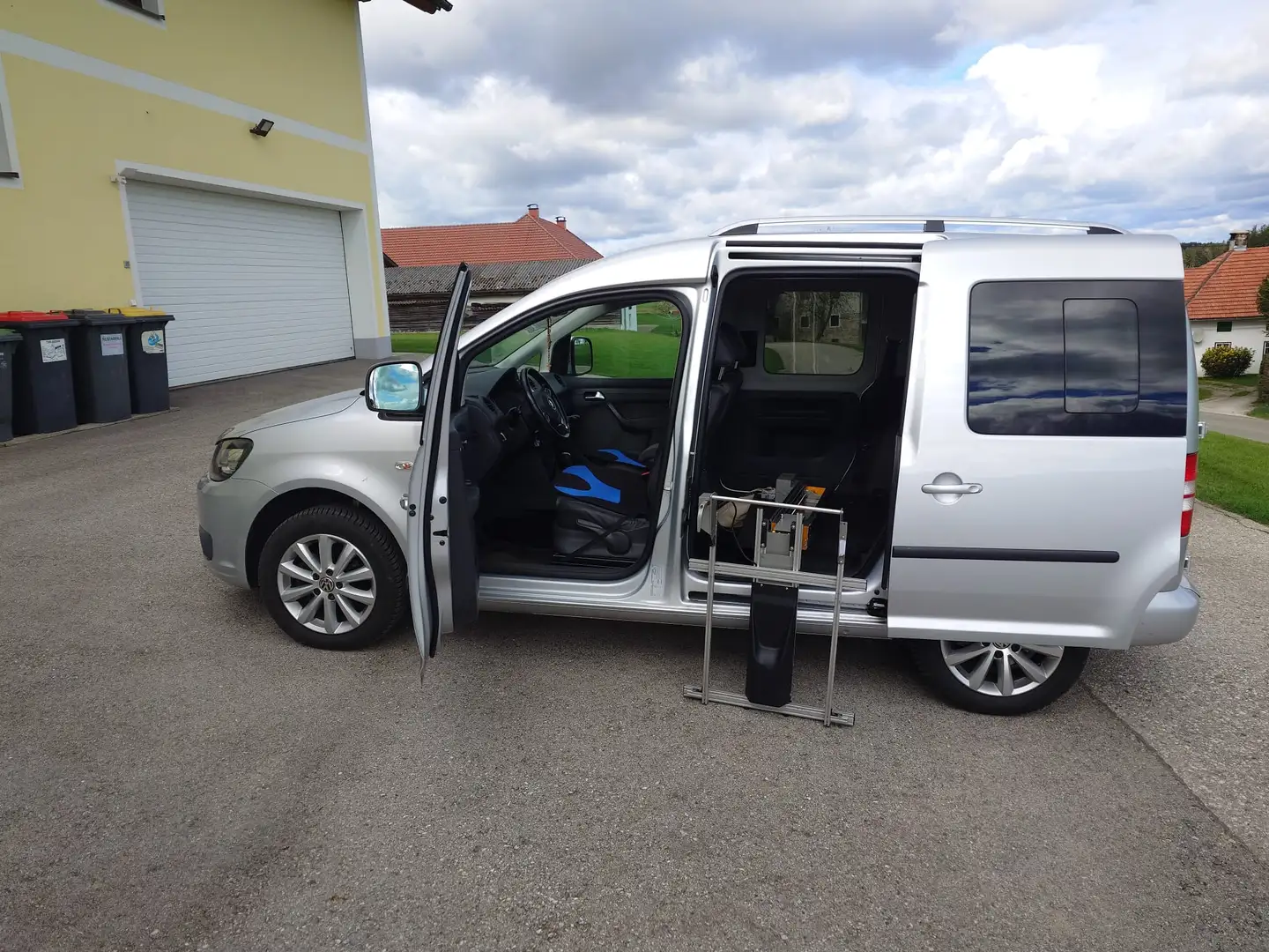 Volkswagen Caddy VW Caddy Kombi Highline 1,6 TDI DPF DSG Kombi / Family Van Silber - 1