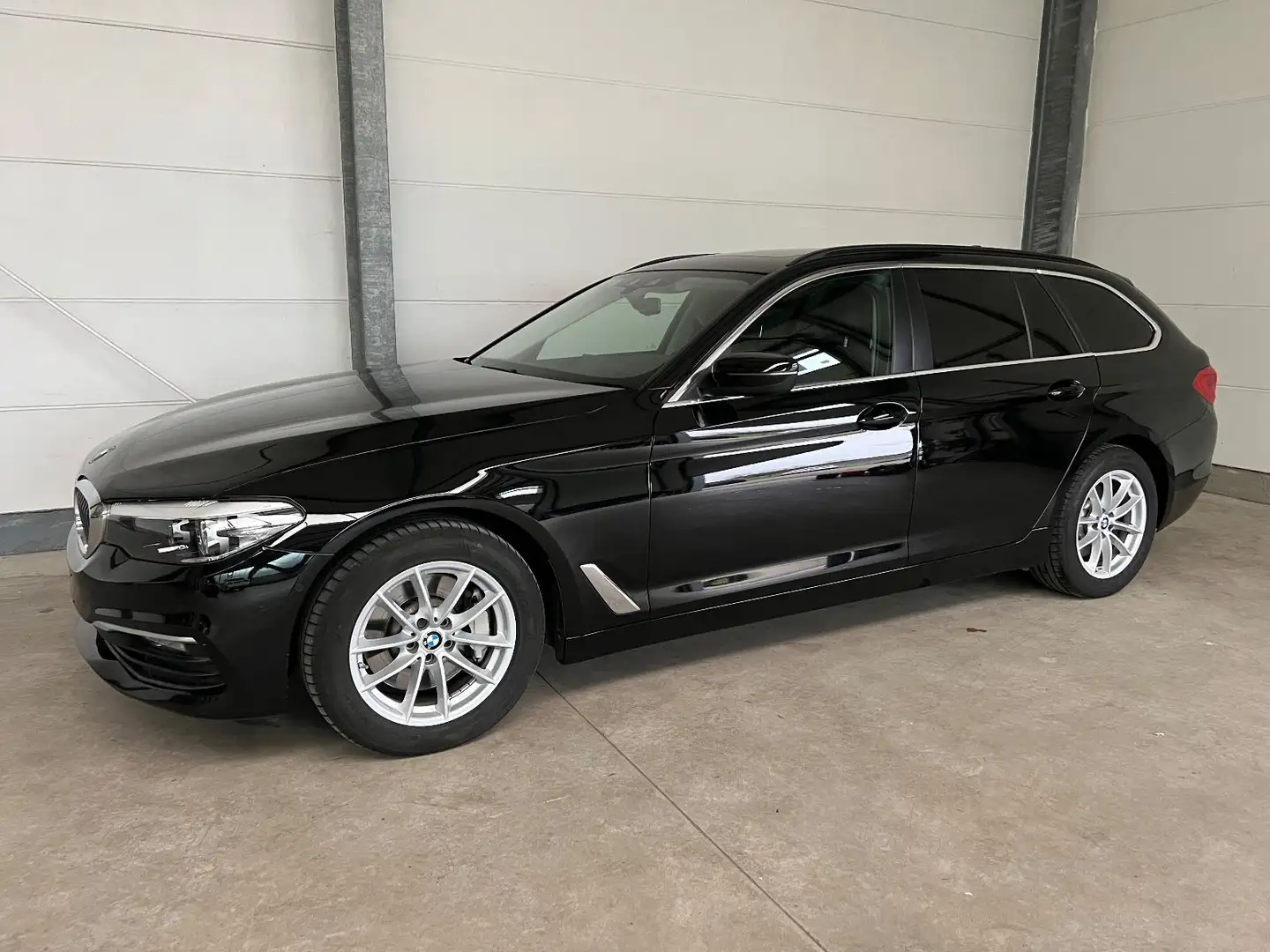 BMW 525 d Touring+AHK+Connect+ParkAssist+Panoramadach Schwarz - 2