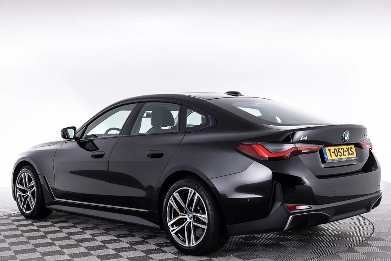 BMW i4 eDrive35 70 kWh ✅ 1e Eigenaar Zwart - 2