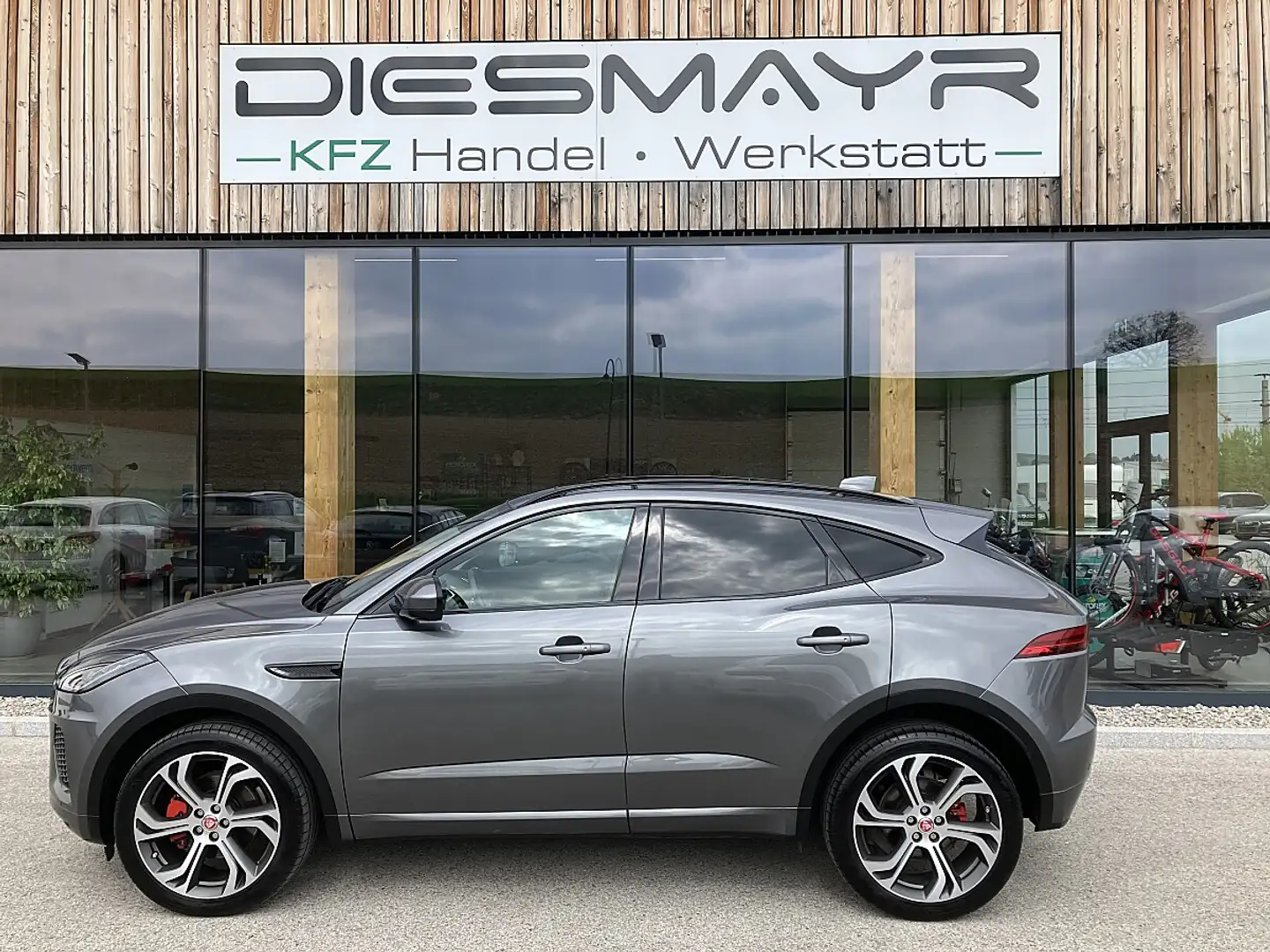 Jaguar E-Pace 2.0DI4 D180 R-Dynamic AWD Aut. Grau - 2