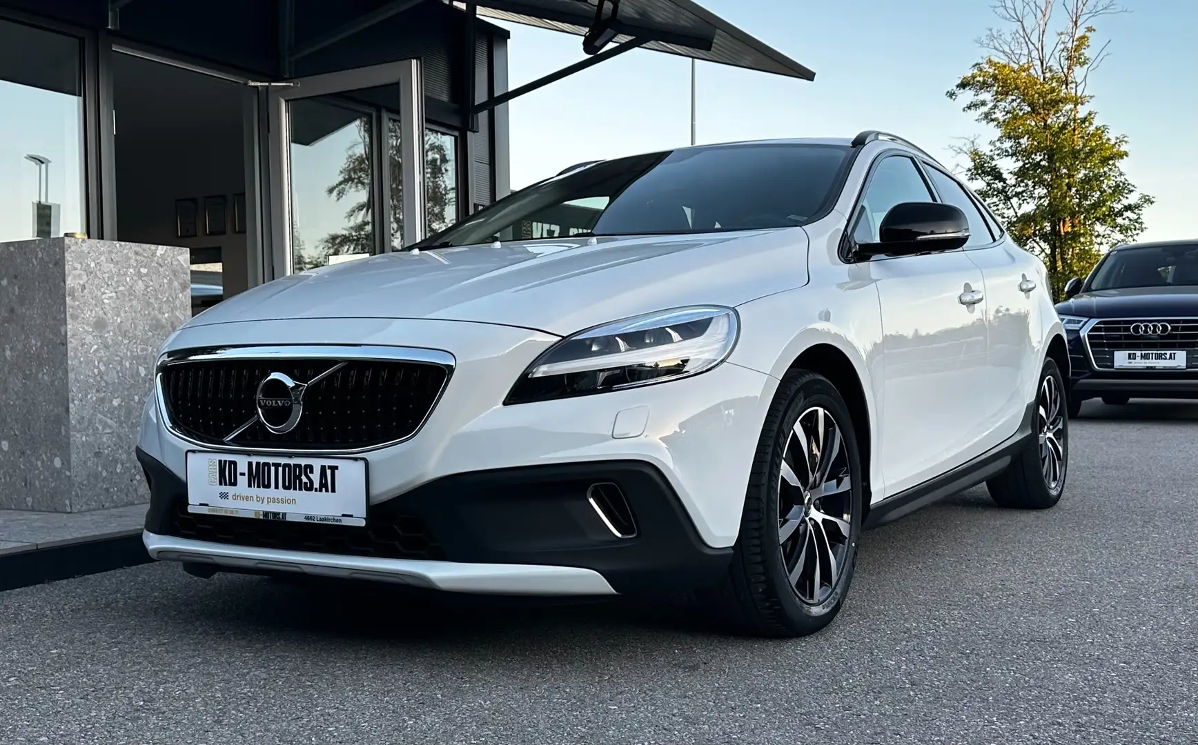 Volvo V40 Gross Country *LED*Navi*SHZ*Tempomat* Weiß - 1