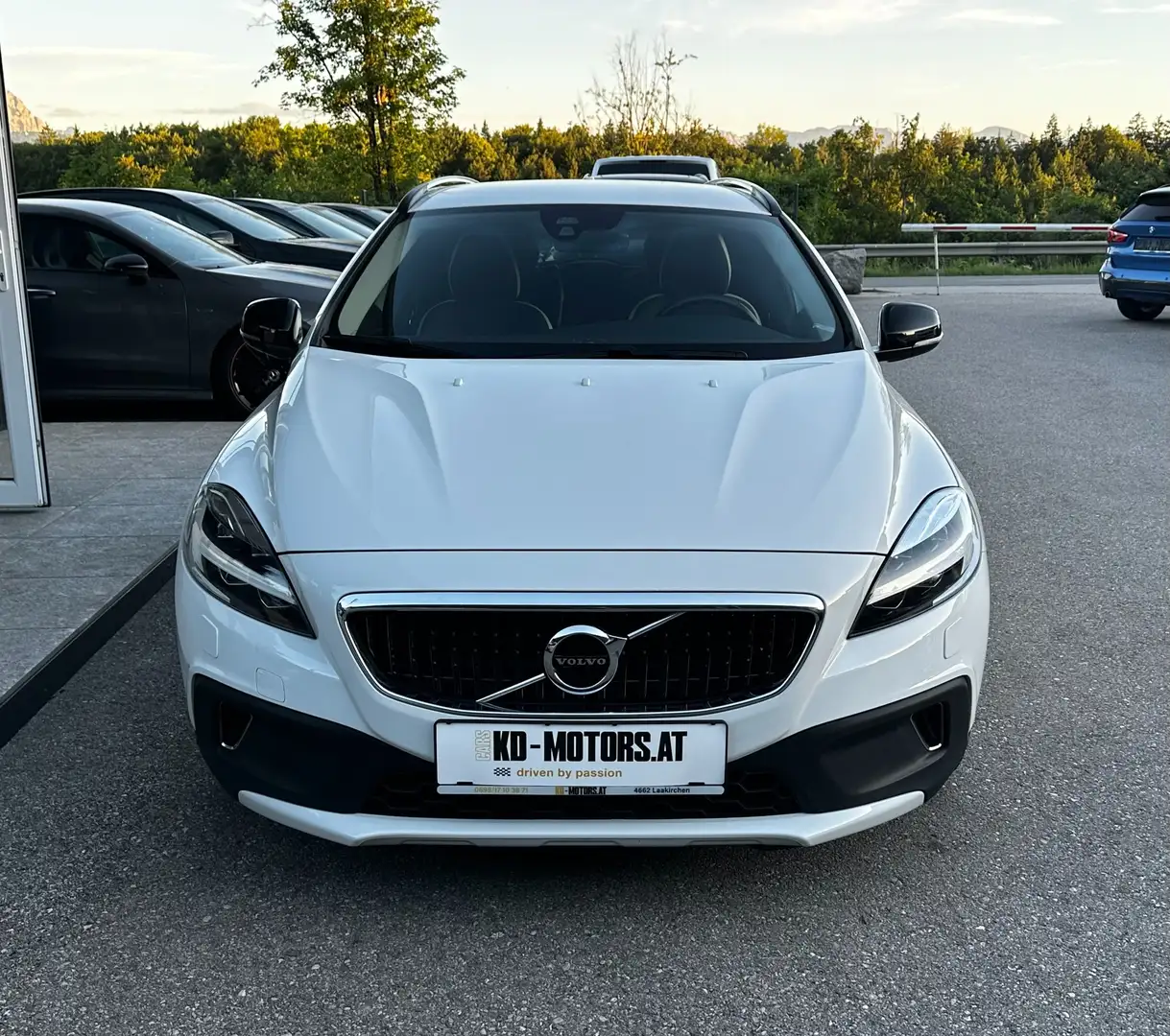Volvo V40 Gross Country *LED*Navi*SHZ*Tempomat* Weiß - 2
