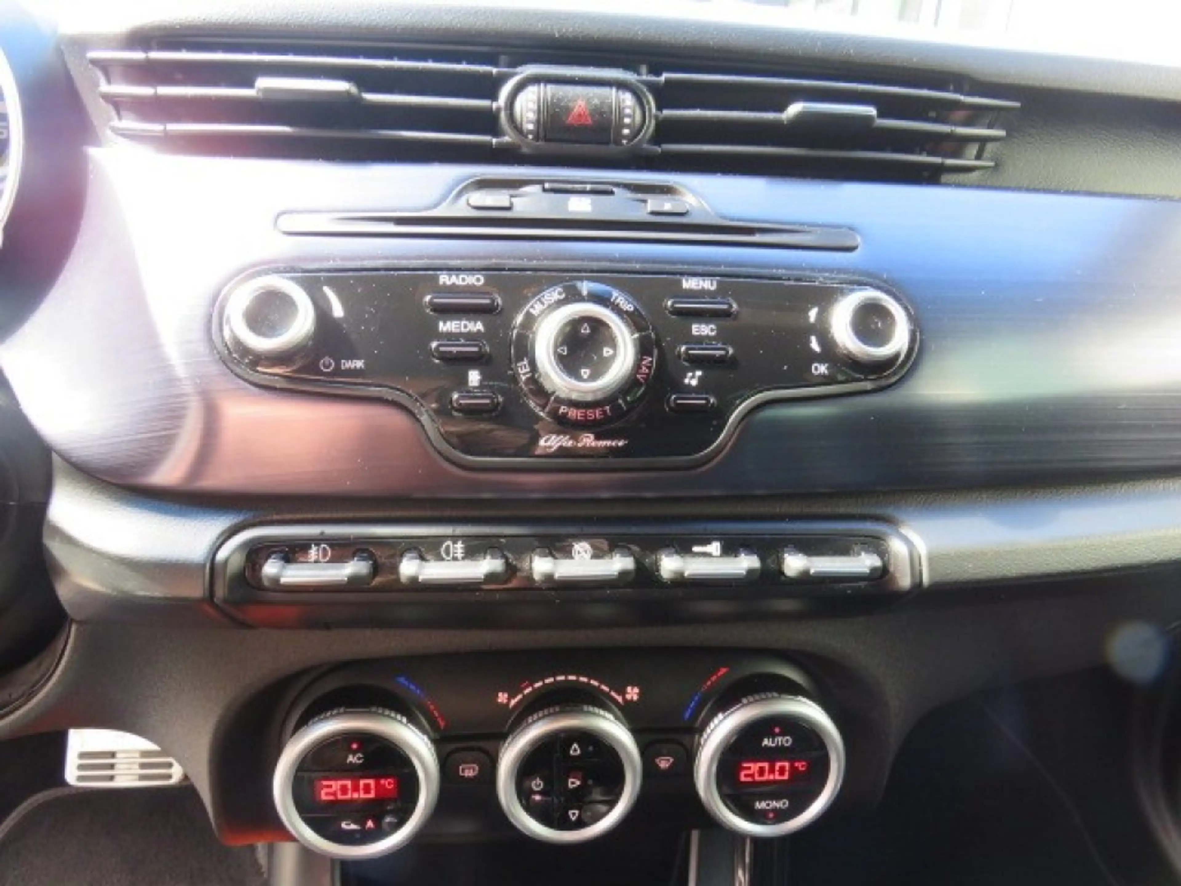 Alfa Romeo Giulietta 1.4 T DISTINCTIVE — photo 12