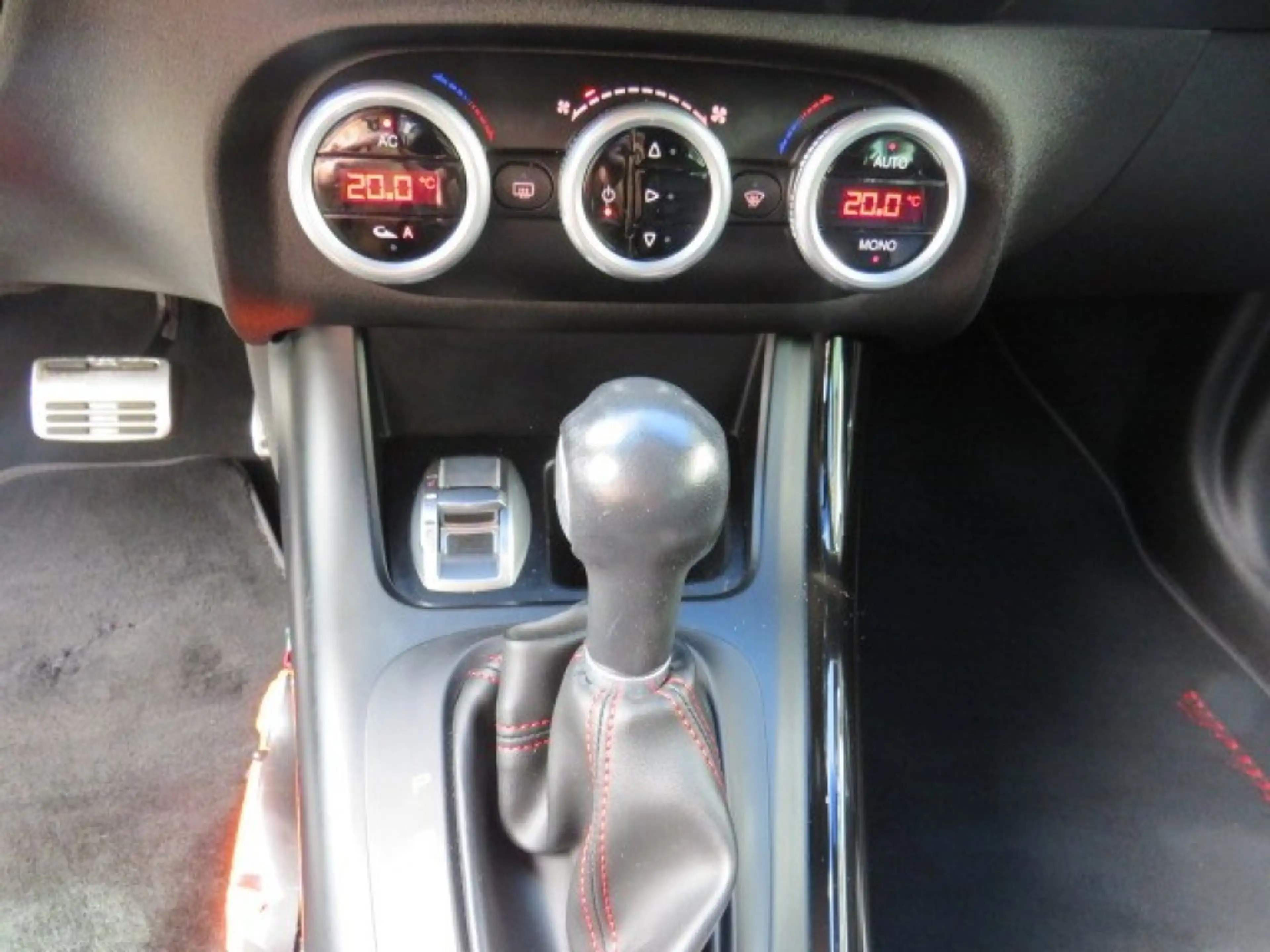 Alfa Romeo Giulietta 1.4 T DISTINCTIVE — photo 13
