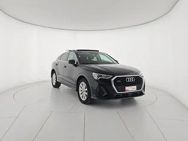 Audi Q3 view 7