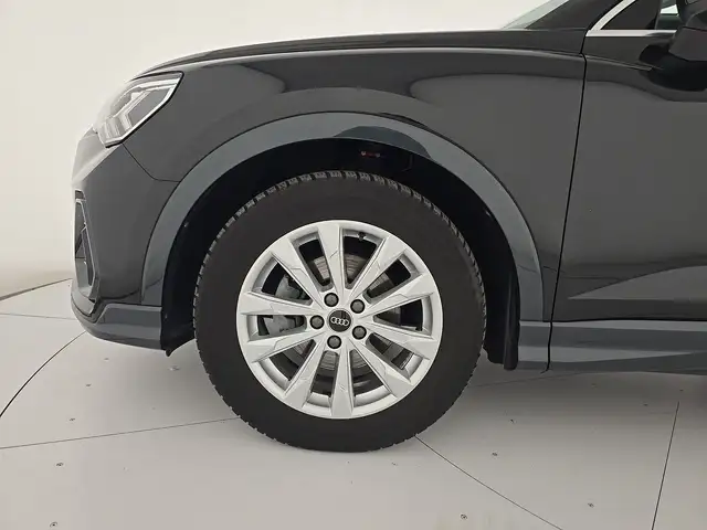 Audi Q3 view 9