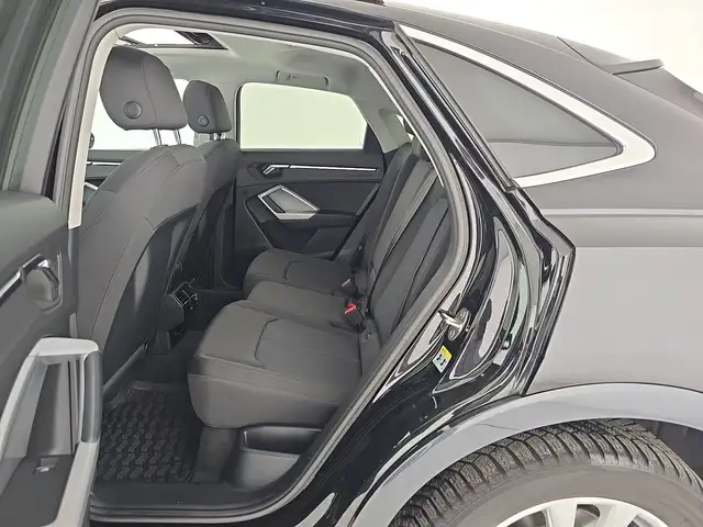 Audi Q3 view 11