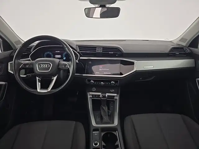 Audi Q3 view 12