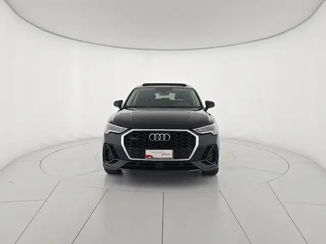 Audi Q3 view 8