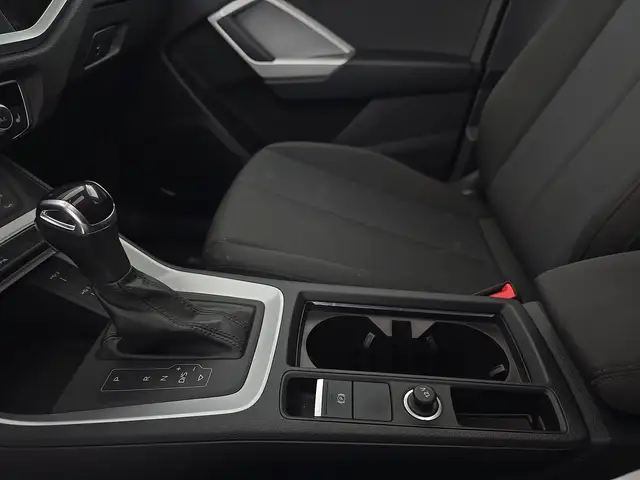 Audi Q3 view 13