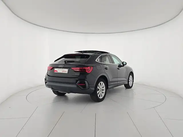 Audi Q3 view 5