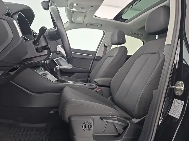 Audi Q3 view 10