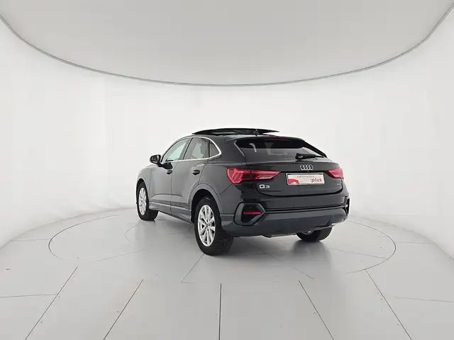 Audi Q3 view 3
