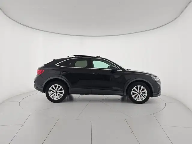 Audi Q3 view 6