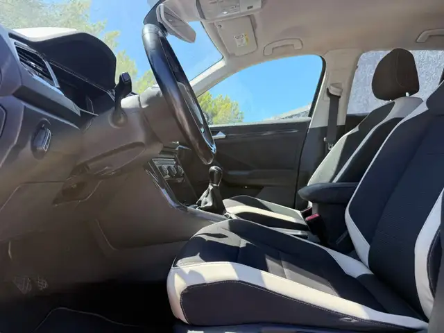 Volkswagen T-Roc view 9
