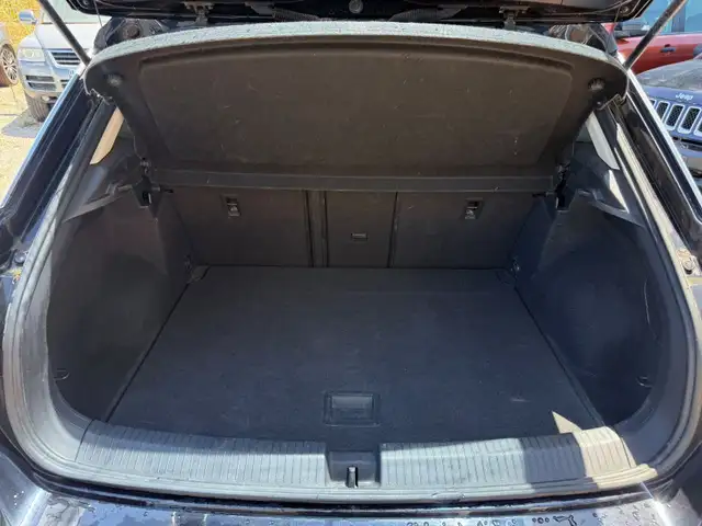 Volkswagen T-Roc view 11